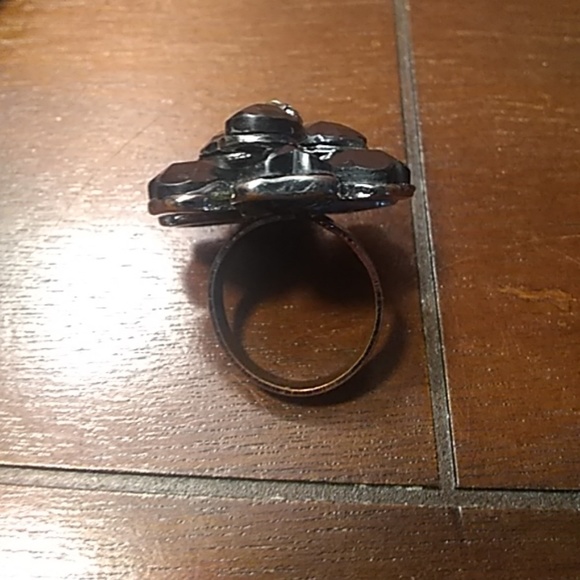 Pretty Black Floral Ring - Picture 3 of 4